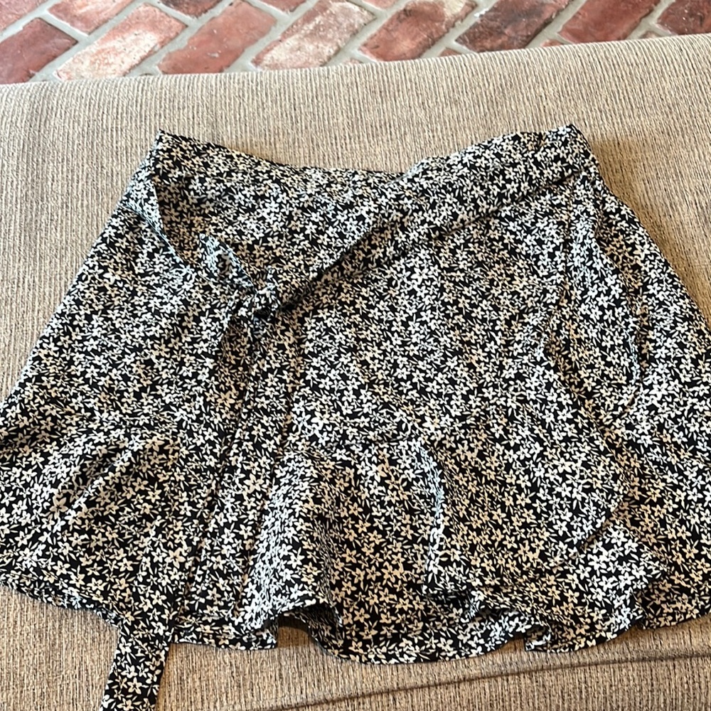 White and Black Side Tie Ruffled Mini Skirt